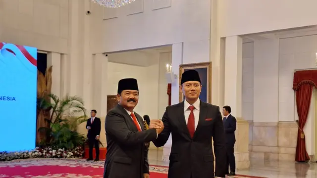 Presiden Joko Widodo (Jokowi) resmi melantik Ketua Umum Partai Demokrat, Agus Harimurti Yudhoyono (AHY) sebagai Menteri Agraria dan Tata Ruang/Kepala Badan Pertanahan Nasional (ATR/BPN) (Lizsa Egeham/Liputan6.com).