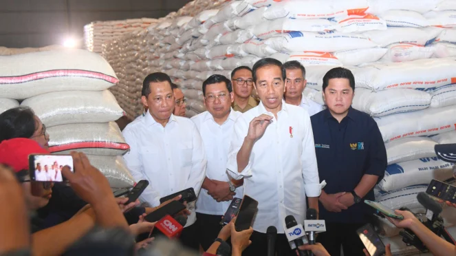 Presiden Jokowi usai tinjau stok cadangan beras pemerintah di gudang Bulog Bogor