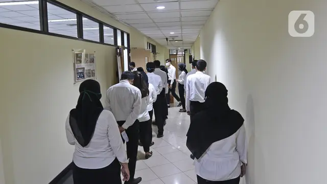 Peserta memasuki ruangan untuk mengikuti proses Tes Standar Kompetensi Dasar (SKD) CPNS di BKN, Jakarta, Kamis (2/9/2021). Sebanyak 800 peserta mengikuti tes yang dibagi dua sesi dan menerapkan protokol kesehatan yang ketat. (Liputan6.com/Herman Zakharia)