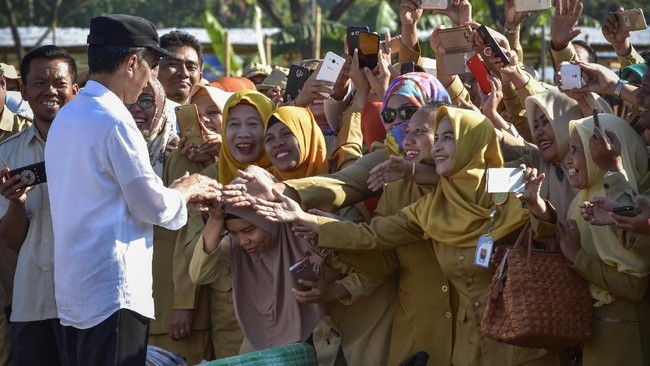 Alhamdulillah, Presiden Jokowi Resmi Terbitkan Aturan Pencairan THR dan Gaji ke-13 PNS Tahun Ini. (ANTARA FOTO/Ahmad Subaidi).