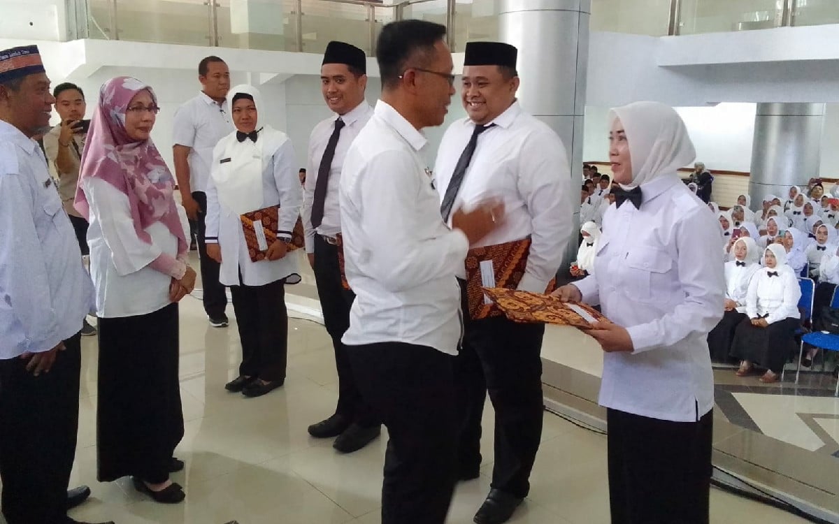 Pemberian SK PPPK untuk tenaga teknis dan nakes di Kabupaten Lombok Timur pada 6 Maret 2024. Foto dok. PPPK Lombok Timur for JPNN.com